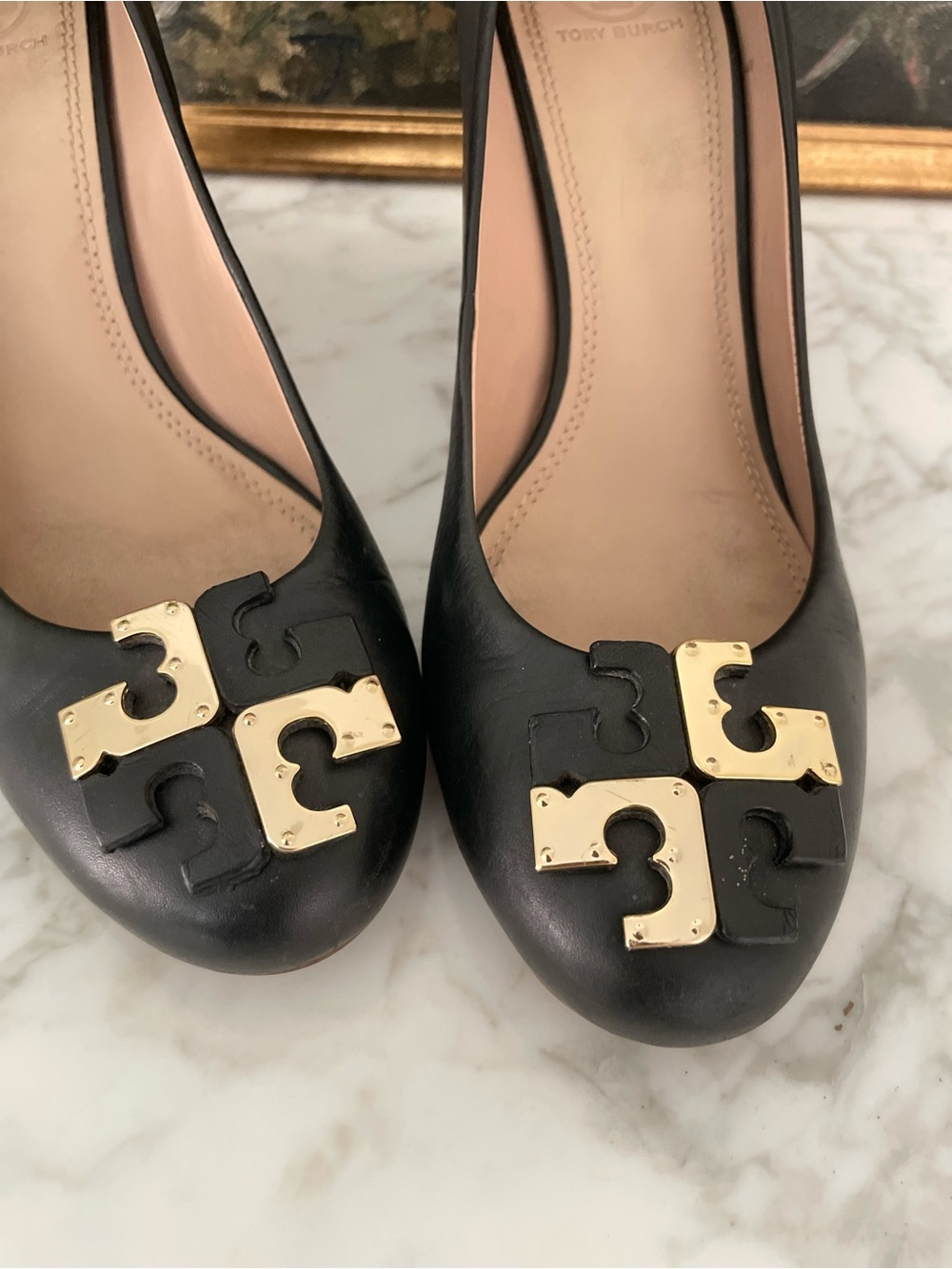 Tory Burch Lowell Logo Wedge Pumps Heels Black Leather Size 9.5 - Picture 2 of 9